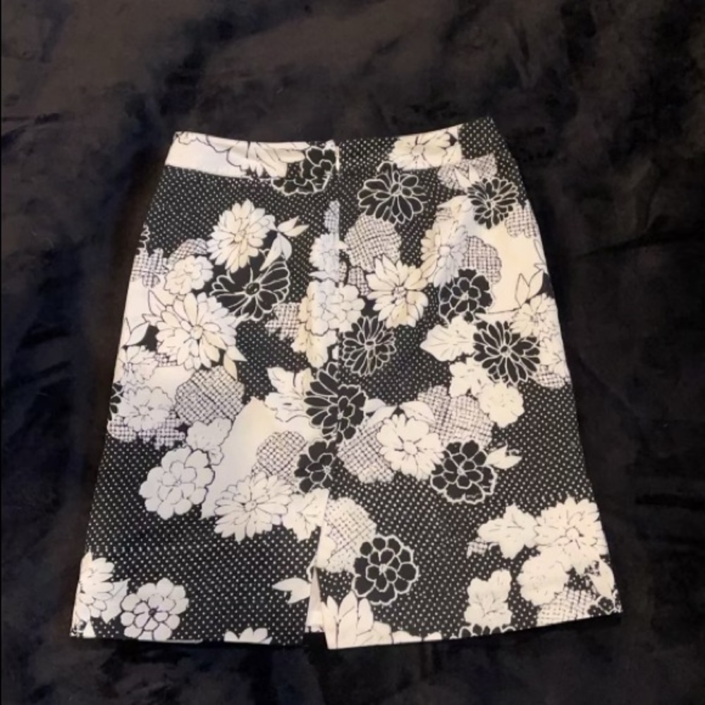 Black and White Floral Van Heusen Pencil Skirt Size 2